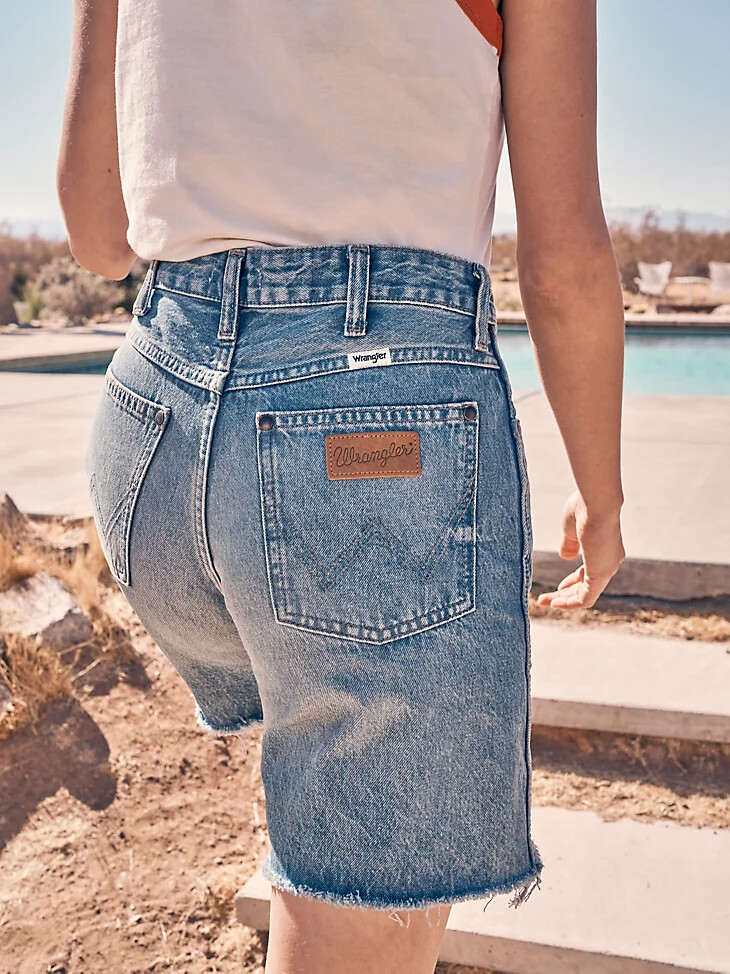 short long style cowboy pour femmes quittant la ville