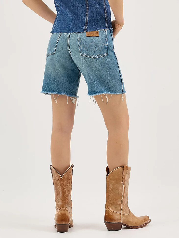 short long style cowboy pour femmes quittant la ville