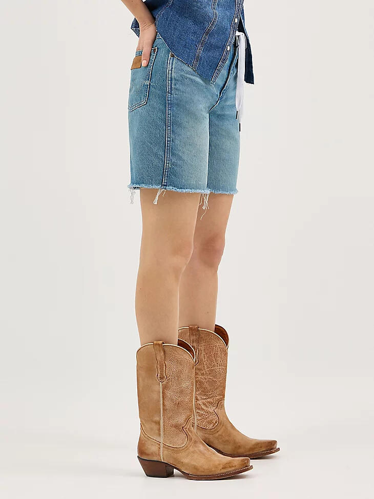 short long style cowboy pour femmes quittant la ville