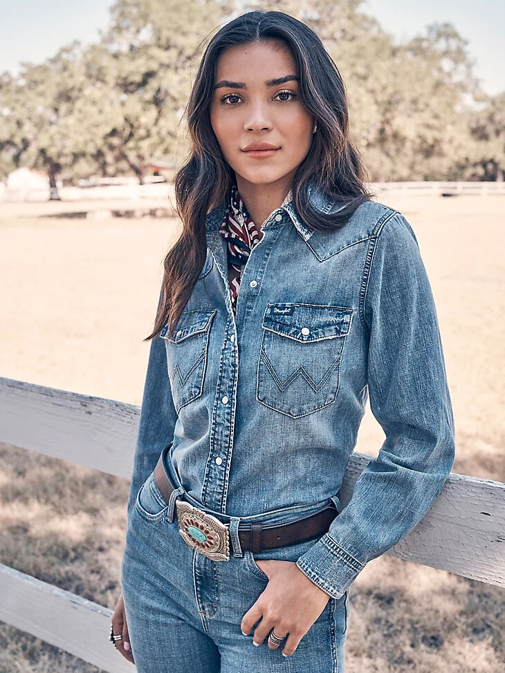 chemise western classique en denim slim à boutons-pression pour femme wrangler délavage moyen