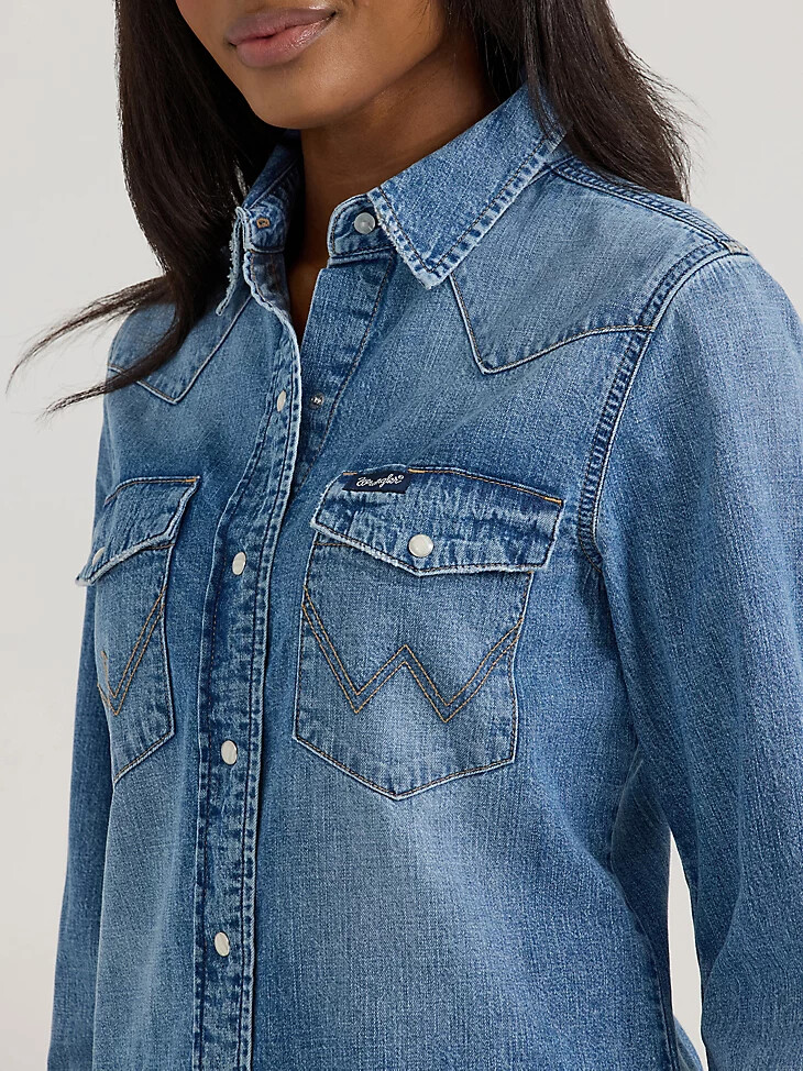 chemise western classique en denim slim à boutons-pression pour femme wrangler délavage moyen