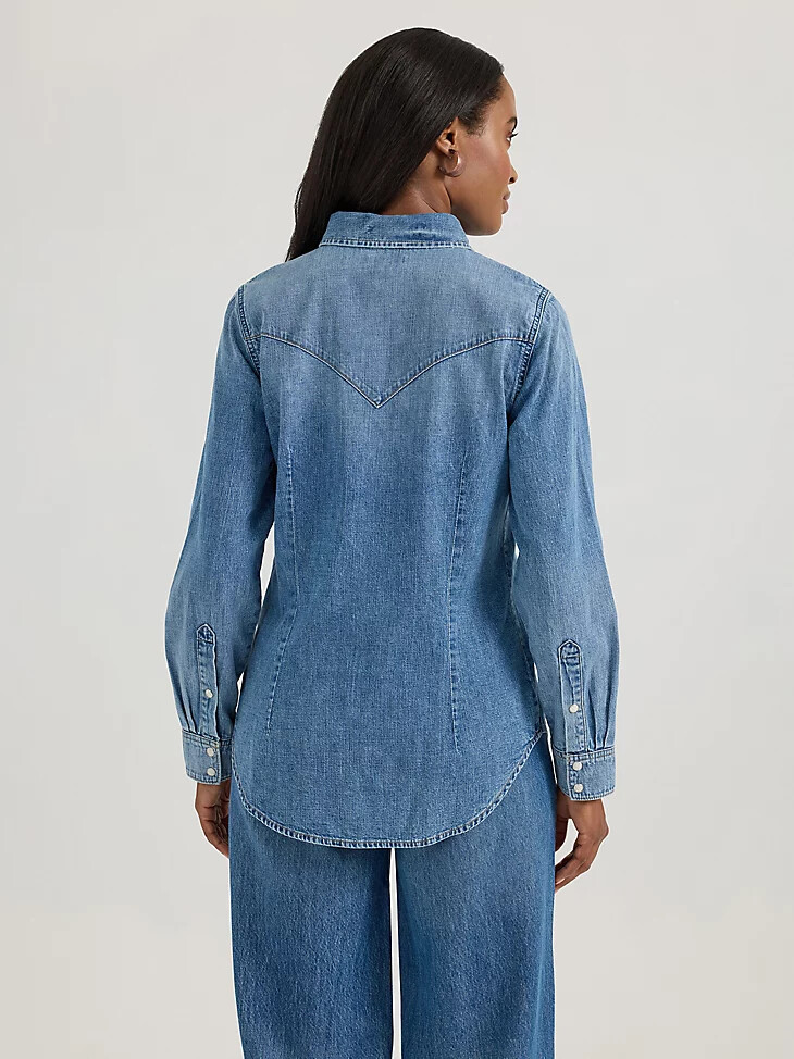 chemise western classique en denim slim à boutons-pression pour femme wrangler délavage moyen
