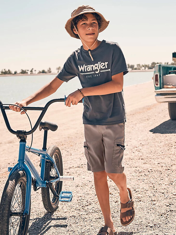 short cargo technique wrangler pour garçon couleur quiet shade