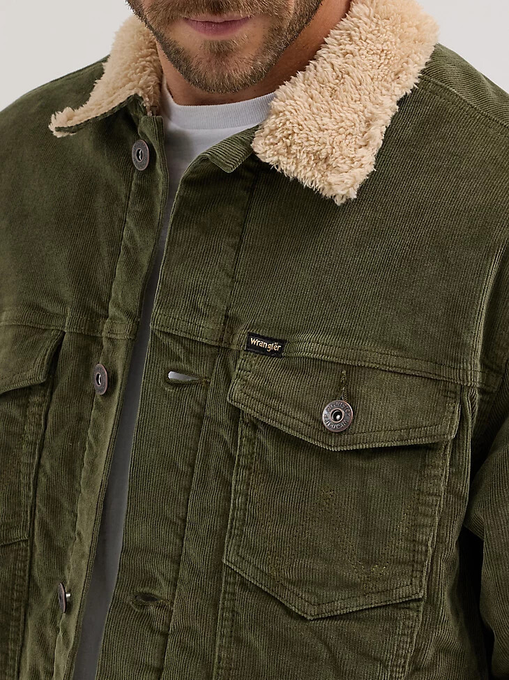 veste trucker en velours côtelé doublée sherpa wrangler pour homme couleur olive nuit