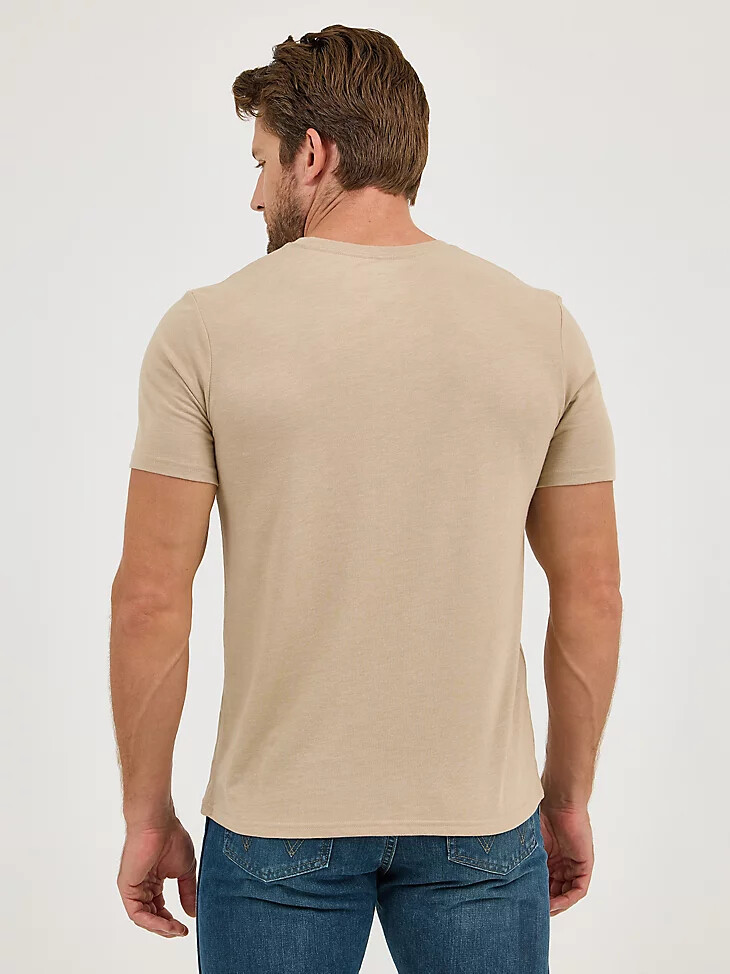 t-shirt graphique wrangler born free pour homme beige motif éperon