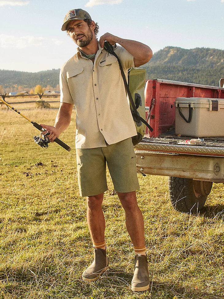 short cargo tout terrain pour homme couleur olive poussiéreuse