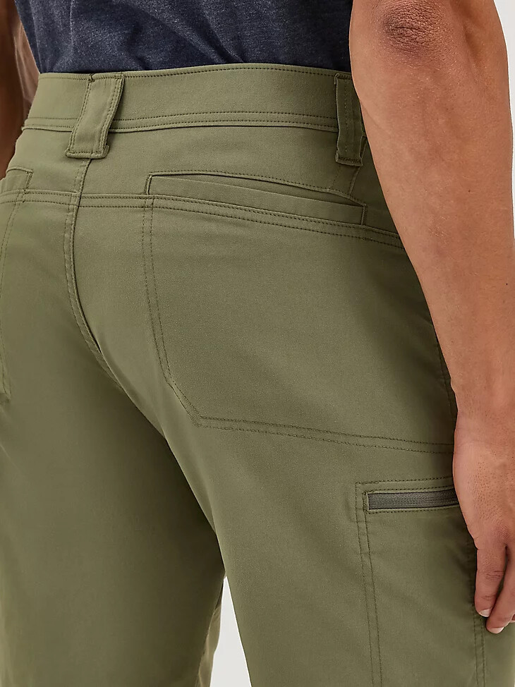short cargo tout terrain pour homme couleur olive poussiéreuse